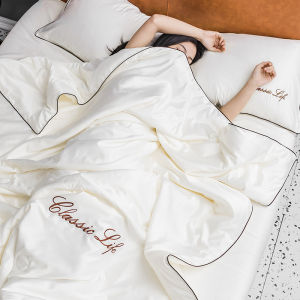 ผ้าห่มฤดูร้อนผ้าไหมน้ำแข็งซักได้ ผ้าห่มฤดูร้อน ชุดสามส่วน ผ้าห่มบาง ผ้าห่มฤดูใบไม้ร่วง ผ้าห่มฤดูใบไม้ผลิ ผ้าห่มโพลีเอสเตอร์