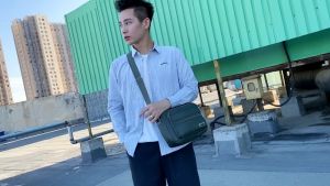 ZK\_SHOP กระเป๋าลำลองสำหรับบุรุษ กระเป๋าสะพายไหล่ลายเส้นทแยงมุมกันน้ำสีทึบ กระเป๋าป้องกันคราบสกปรก ST001