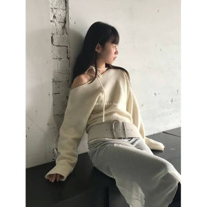 เสื้อสเวตเตอร์แขนยาวมีเชือกผูกเปิดไหล่นิชแบรนด์สไตล์เกาหลีทงแดมุนเสื้อถักผู้หญิงสวมหัวปาดไหล่เซ็กซี่