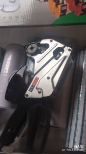 MX-813 เครื่องติดป้ายราคาโลหะผสมอลูมิเนียม พิมพ์ตัวเลข 7 หลัก ใช้วัสดุสิ้นเปลืองฉลากทั่วไป สามารถพิมพ์ได้ 7 ตัวอักษร/บรรทัด รองรับหลายสกุลเงิน รวมทั้งสกุลเงินบาท การออกแบบมืออาชีพและสวยงามการทำงานที่แม่นยำเหมาะสำหรับร้านค้าซูเปอร์มาร์เก็ต ﻿