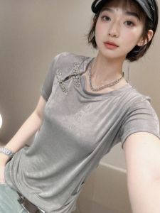 เสื้อยืดคอกลมแขนสั้นทรงสลิมฟิตสำหรับผู้หญิง เสื้อเชิ้ตแขนสั้นสไตล์ใหม่ฤดูใบไม้ผลิและฤดูร้อน ปิดด้วยกระดุมแบบจีน ทรงหลวม แขนสั้น