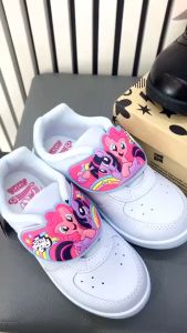 K รองเท้านักเรียน รองเท้านักเรียนหญิงรองเท้าอนุบาล มีทั้งวอร์มขาว และหนังดำ Size 25-35 ราคาป้าย 320-325 บาท