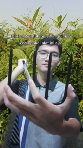 Garukan tanah rumput kebun dengan gagang pipa galvanis tahan karat