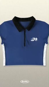 DADDY | Yelena Top เสื้อครอปท็อปคอปกมีซิปแนวสปอร์ต ปักตัว D, สีกรม คุณภาพเสริมสร้างสุขภาพ