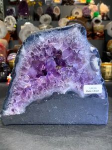 mini amethyst crystal geode #johorbahru #crystal💯天然紫晶洞 薄皮玛瑙边带有方解石✅ 饱满紫水晶结晶🧲 带有黄娇花共生💰 (如定制实木底座另加RM60)  高height: 17cm  宽width: 19cm x 11cm  重weight: 3.8kg  📍Johor Bahru 区可自行取货或邮寄服务