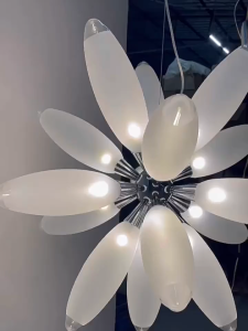 Đèn Chùm Cánh Hoa Thủy Tinh Biệt Thự Sang Trọng Cao Cấp