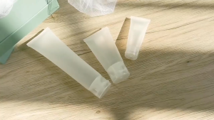 1PCS Travel Squeeze Tube Refillable Cosmetic Facial Cleanser Hand Cream Cosmetic Portable Dispenser