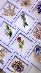 1Pc Rhinestone Flower Brooches Pearl Classic Brooch Pins Women Jewelry Accessories.