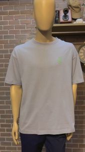 Khaki Bros. - คาคิบรอส - เสื้อยืดคอกลม หมอนปูด้วย รูปประกอบเป็นเสื้อยืดคอกลมกู้มือ สวยทุกเดือน - KM24K023