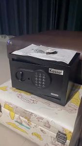 ตู้เซฟ ตู้นิรภัย ดีไซน์เรียบสวยทันสมัย ผลิตจากเหล็กหนา พ่นสีอย่างดี แข็งแรงทนทาน รหัสผ่านแบบ Digital Lock ปกป้องทรัพย์สินจากเปลวไฟและน้ำได้เป็นอย่างดี