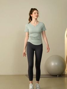 Crassula เสื้อออกกำลังกาย แขนสั้น คอหวีหัวใจ จับจีบช่วงเอว ชายเสื้อโค้ง พรางหุ่น