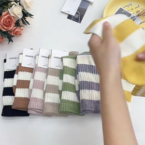 CEEKEY ถุงเท้าผู้หญิงลายเส้น ถุงเท้าสูงลายสีรุ่นใหม่ฤดูใบไม้ร่วง-ฤดูหนาว ถุงเท้าผ้าฝ้ายเกาหลีน่ารักแบบถุงเท้ากลาง