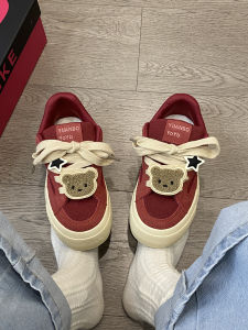 รองเท้าผ้าใบทรงขนมปัง Kaka ส้นหนาสีแดงสำหรับผู้หญิง ฤดูร้อน 2025 ระบายอากาศได้ดี รองเท้าลำลองแบบอเนกประสงค์ รองเท้าผ้าใบสไตล์ญี่ปุ่น