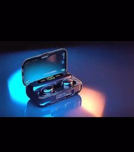 ชุดหูฟังบลูทูธ F9-5 รูปแบบ ชูนิส เปรียบเทียว ซึ่งมีด้านเล็กจอแสดงผล บรรทัดแสดงผล และเครื่องมือเสริมขนาดสูงสุด