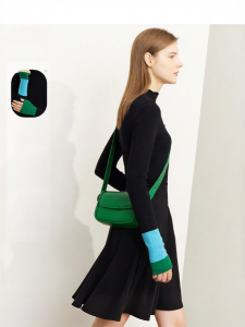 AMII | Áo Thun Dài Tay Có Cổ Trung Bình và Cuffs Đối Chiếu