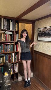 เสื้อเชิ้ตแขนสั้นผู้หญิงสไตล์เกาหลีฤดูร้อน 2025 ทรงเข้ารูป เอวสั้น กระโปรงสั้น สไตล์เกาหลี ผ้าคอตตอนผสมโพลีเอสเตอร์