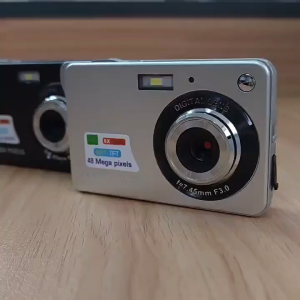 กล้องดิจิตอลคอมแพคเซ็นเซอร์ CCD 48MP พร้อมซูมดิจิตอล 8X หน้าจอ IPS ขนาด 2.7 นิ้ว รองรับวิดีโอ 1080P เหมาะกับถ่ายภาพนิ่งและวิดีโอ Vlog ใช้งานง่ายขนาดกะทัดรัดพกพาสะดวกเหมาะสำหรับผู้ที่ชอบบันทึกเรื่องราวประจำวัน