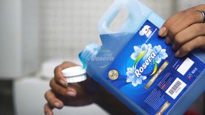 Rosera Detergen Cair: Pilihan Terbaik untuk Laundry