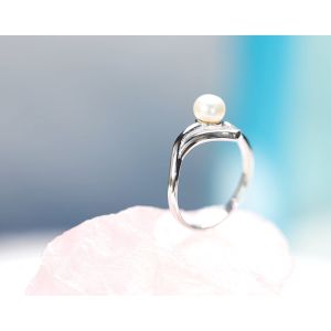 Silvershake แหวนเงิน 925 ประดับไข่มุกแท้สีขาว Fresh Water Pearl แหวนสำหรับผู้หญิง สวมใส่ได้ทุกโอกาส