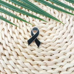 BDO ซาด้าเข็มกลัดน้ำมันอัลลอยหยดโลโก้โบว์สีดำป้ายที่ระลึกกิจกรรมสาธารณะป้ายริบบิ้นสีดำป้ายเข็มริบบิ้นสัญลักษณ์เพื่อการกุศลและกิจกรรมสังคม ทำจากโลหะเคลือบสีสำหรับใส่เสื้อผ้า