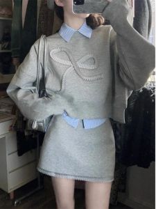 เสื้อสเวตเตอร์แขนยาวลายทาง กระโปรงสั้นชายริบบิ้น ชุดสามชิ้นแฟชั่นฤดูใบไม้ร่วงสำหรับผู้หญิง เสื้อคลุมกันหนาวแบบสวมหัว