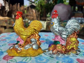 รูปจากผู้ขายบน Lazada: ไก่แก้บนไก่แก้บนไอ้ไข่วัดเจดีย์พญาไก่เงินไก่ทอง ขยันคุ้ยเขี่ยหาทรัพย์ ราคา คู่ละ 119บาท ตั้งราคา ฿109 ขายแล้ว 466 ชิ้น