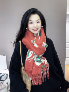 ผ้าพันคอไหมปลอมสีแดงหนาสำหรับผู้หญิงในฤดูหนาว ผ้าพันคอผ้าฝ้ายผสมขนสัตว์ ผ้าคลุมไหล่พิมพ์ลายดอกไม้สำหรับฤดูใบไม้ผลิและฤดูใบไม้ร่วง