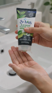 St. Ives Blackhead Clearing Face Scrub Green Tea & Bamboo (170g) | 1% Salicylic Acid BHA Acne Exfoliator