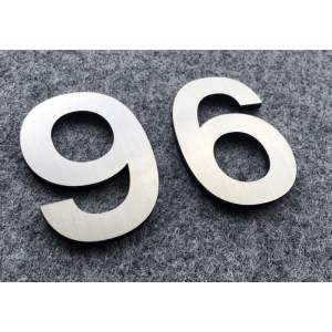 ตัวเลขสแตนเลสแฮร์ไลน์สีเงิน รองหลังด้วยอะคริลิคสีดำหนารวม 3.5 มม. สูง 3 ซม. 4 ซม. 5 ซม. 7.5 ซม.