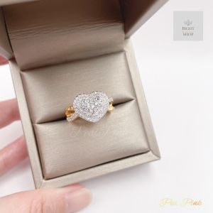 แหวนเพชรกระจุกทรงหัวใจเพชรเรียงสามชั้น ก้านไขว้ ขนาดฟรีไซค์