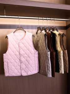 เสื้อกั๊กผู้หญิงทรงสั้นบางเฉียบสีพื้นเย็บรูปเพชร ทรงเข้ารูป เสื้อกั๊กผู้หญิงแฟชั่น ฤดูใบไม้ผลิ 2025 คอตั้ง กระดุมเดียว