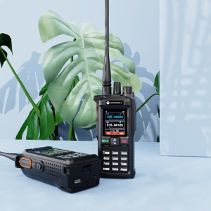 ชูดมิตรอูฟรี Motorola GT12 สองแผ่ก่อนการส่งระยะไกล 15 กม พลังงานสูง 20W ส่วนกำลังเป็น 6800มาใช้วัสดุ FM/AM คุณสมบัติของเครื่องส่งรับวิทยุ 199 ช่อง TYPE-C ชาร์จ IP67 การใช้งานมากนั่ง เพื่อใช้กับกลางแจ้ง/โรงแรม/โรงเรียน/