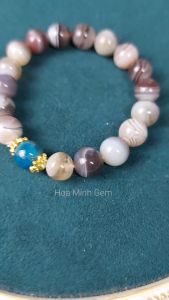 Vòng tay đá Mã Não vân vỏ ốc size hạt 10 li phối viên Apatit charm ốp hoa vàng không kén mệnh | Hoa Minh Gem