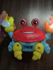 Đồ chơi con cua chạy có nhạc và đèn cho bé