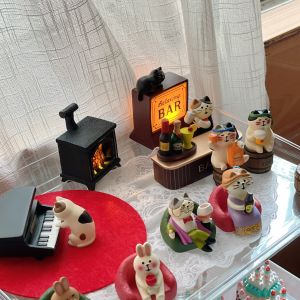 Modern Minimalist Cute Cat Bartender Figurine Resin Craft Decorative Accessories Piano Playing Miniature Desktop Bar Decorations