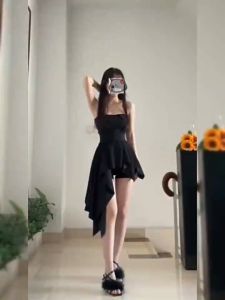 ชุดเดรสสั้น สีดำ เซ็กซี่ ผ่าข้างสูง แฟชั่น สําหรับผู้หญิง หางปลา สวย เรียบหรูมาก เกาะอก กระโปรงไม่สม่ำเสมอ แขนกุด