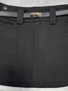 กระโปรงสั้นเอวสูงสีดำป้องกันแสงสะท้อน กระโปรงสั้นเซ็กซี่สำหรับเดินทางไปทำงานในฤดูใบไม้ร่วงและฤดูหนาว กระโปรงทรงเอแบบมีซิป สไตล์เกาหลี