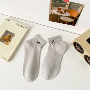 สีดำ และ สีขาว หน้ายิ้ม งานปัก ถุงเท้าสั้น ผู้หญิง ฤดูร้อน Thin Low Cut Non Slip Sport ผ้าฝ้าย ถุงเท้า ระบายอากาศได้ดี Moisture Wicking