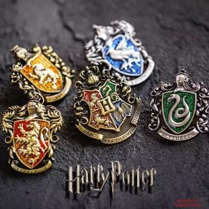 Relief Magic Design Hogwarts Brooch