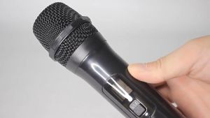 ไมโครโฟนสีเหลือวงวีซอน 100M ระยะทางรับ UHF FM Cyclic ชาร์จ ไม่มีการรบกวน KTV เวที วงดนตรีประสิทธิภาพ ราคาถูก เสียงดี และเฉพาะ 1 ครั้ง ไมค์เสียงดี ไมค์ แกน