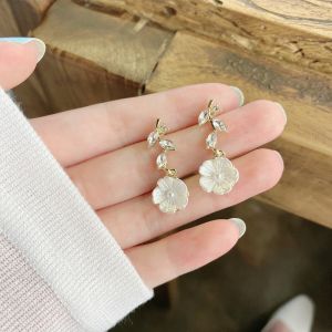 Fashionable Shell Leaf Ear Cuff with Embedded Metal Flower Sweet Girl Earring Clip-On Jewelry Alloy Leaf Plant Pattern Studs