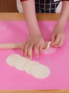 Fasimiyu🔥【ของดีต้องมี】แผ่นรองนวดแป้ง ซิลิโคนเกรดอาหาร มีให้เลือก 4 ขนาด!3 สี! ไม่ติดแป้ง!🔥silicone baking sheet แผ่นซิลิโคนนวดแป้ง เบเกอรี่ แบบหนา มีสเกลวัด ทนความร้อน กันลื่น Non-Slip