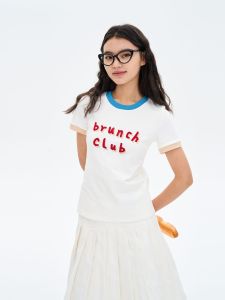 Heris สโลแกนที่เขียนด้วยลายมือกํามะหยี่พิมพ์คอกลมขอบสีสันสดใสสบาย สลิมฟิต เสื้อยืดแขนสั้นผู้หญิง ฤดูร้อน หวาน สไตล์