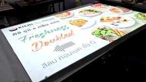 LED  FabricFrame Lightbox2 หน้า  ป้ายไฟโฆษณาแบบขึงผ้า ป้ายผ้า3P เฮยบลู LED Fabric Frame Lightbox เป็นป้ายที่ได้รับความนิยมใน ร้านป้าย และธุรกิจ ทำป้าย ทั่วประเทศ