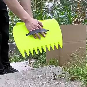 1 Pair Outdoor Leaf Grabber Garden Plastic Rake for Collecting Leaves Yard Cleaning Tool with Durable Plastic Construction