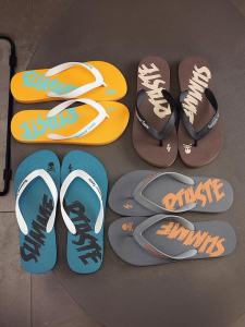 Mens Summer 2025 New INS Korean Version Beach Shoes Outdoor Sandals Anti-slip Rubber between the Toes Slippers Casual Flat Heel