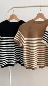 Kaos Knit Stripe dengan Tombol di Belakang: Panduan Lengkap
