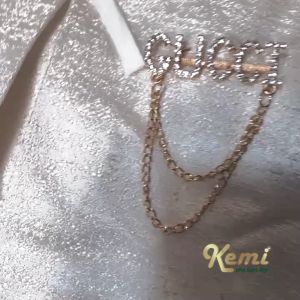 Cài áo vest Gu-xì dây xích gắn đá sang chảnh có ghim cài