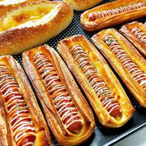 Nutritious Hot Dog Bread Ham Heart Pastry Meal Replacement Anti-Hunger Snack Whole Box Ready-To-Eat Western Style Cake