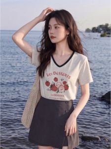 DVDK | Áo Thun In Hình Cổ V Tay Ngắn Form Rộng Ôm Dáng